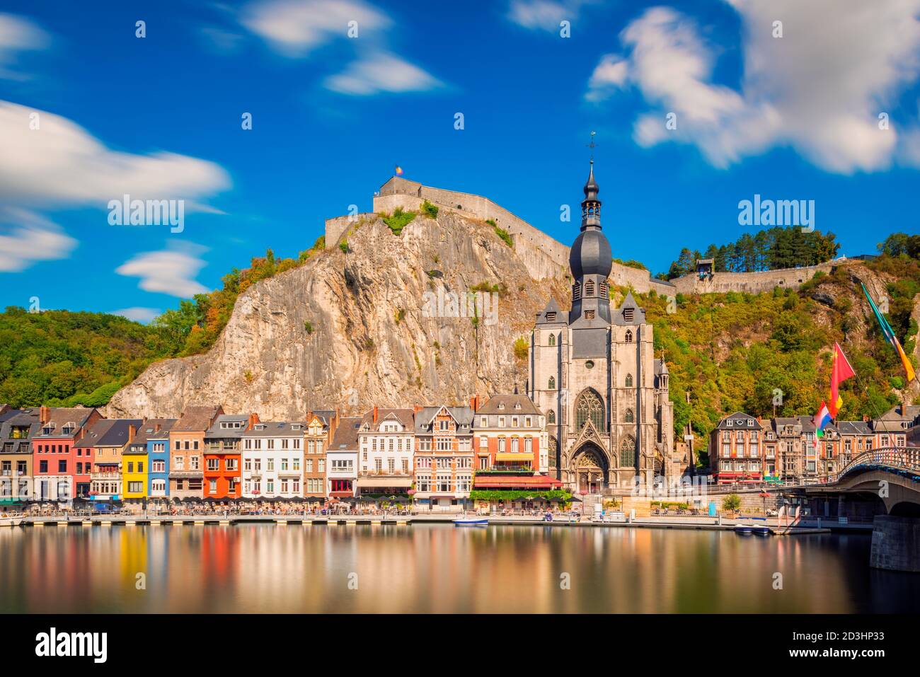 Langzeitbelichtung des Dorfes Dinant in der Provinz Namur und der Region Ardennen in Wallonien, Belgien. Die Maas fließt durch Dinant. Stockfoto