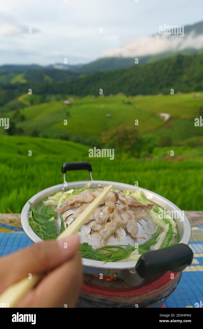 Moo Kata oder Thai Grill ist geriebtes Schweinefleisch mit Suppe Stockfoto