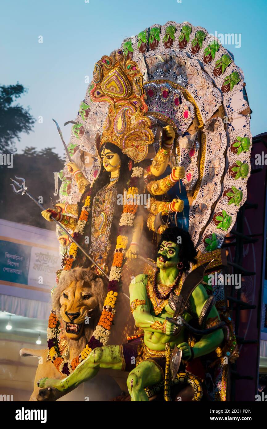 Kolkata, Westbengalen, Indien, Oktober, 2019 : Göttin Durga Idol geht für Immersion. Durga Puja Karneval. Indische hinduistische festliche Feier Zeremonie bei Stockfoto