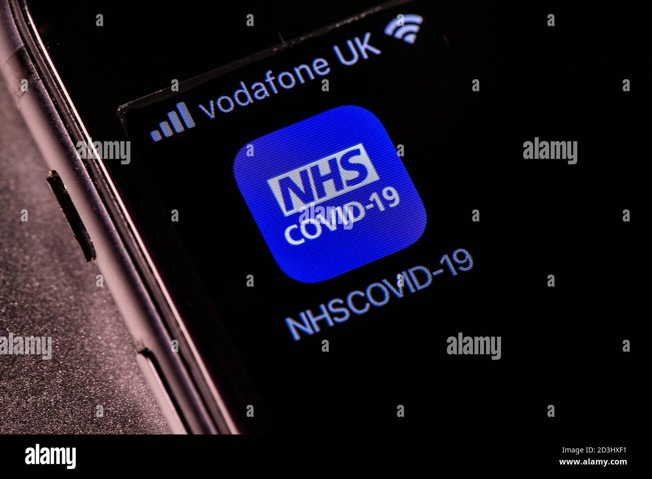 Die offizielle Kontaktverfolgungs-App NHS Covid-19 wird auf einem iPhone-Display installiert und angezeigt. Stockfoto