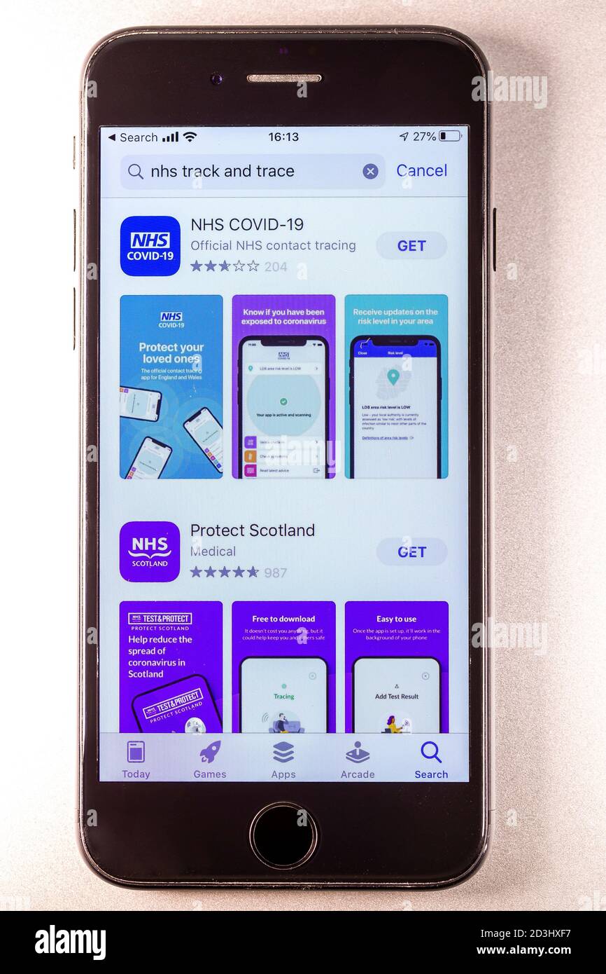 Die offizielle Kontaktverfolgungs-App von NHS Covid-19 steht im Apple App Store zum Download bereit und wird auf einem iPhone-Display neben der Protect Scotland App angezeigt. Stockfoto