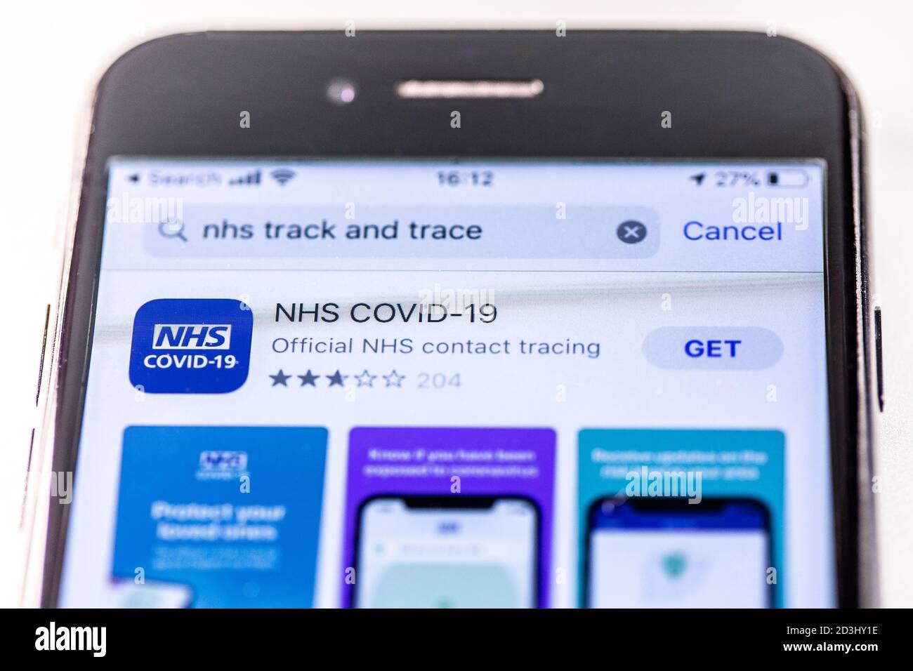 Die offizielle Kontaktverfolgungs-App von NHS Covid-19 steht im Apple App Store zum Download bereit und wird auf einem iPhone-Display angezeigt. Stockfoto