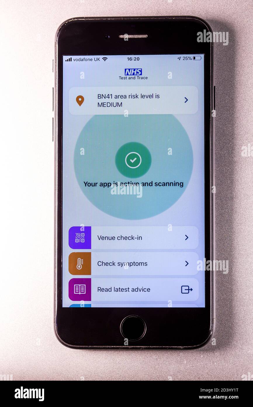 Die offizielle Kontaktverfolgungs-App NHS Covid-19 wird auf einem iPhone-Display installiert und angezeigt. Stockfoto