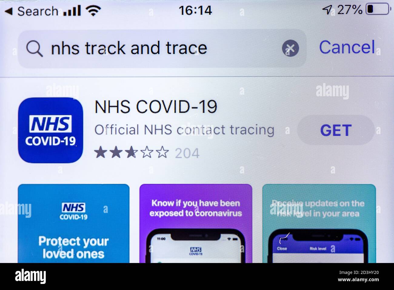 Die offizielle Kontaktverfolgungs-App von NHS Covid-19 steht im Apple App Store zum Download bereit und wird auf einem iPhone-Display angezeigt. Stockfoto