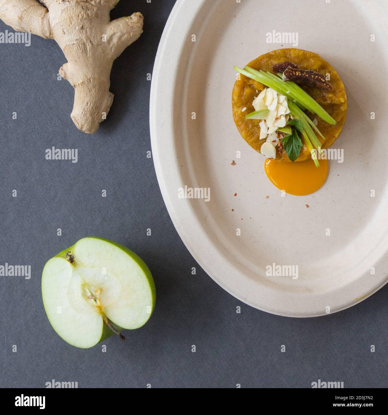 Dessert kreatives Konzept, flaches Lay Overhead, minimalistische Food Fotografie Komposition über Ansicht, Stillleben. Stockfoto