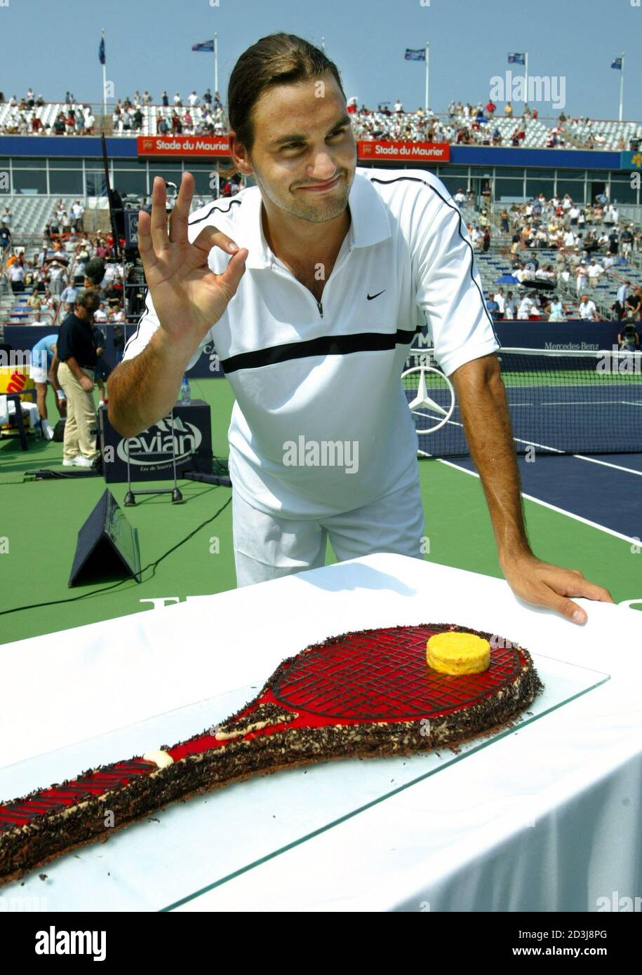Roger Federer aus der Schweiz posiert mit einer Geburtstagstorte nach  seinem Viertelfinale 6-2 7-6 gegen Max Mirnyi bei der Tennis Masters Canada  Series in Montreal, 8. August 2003. Federer feiert seinen 22.