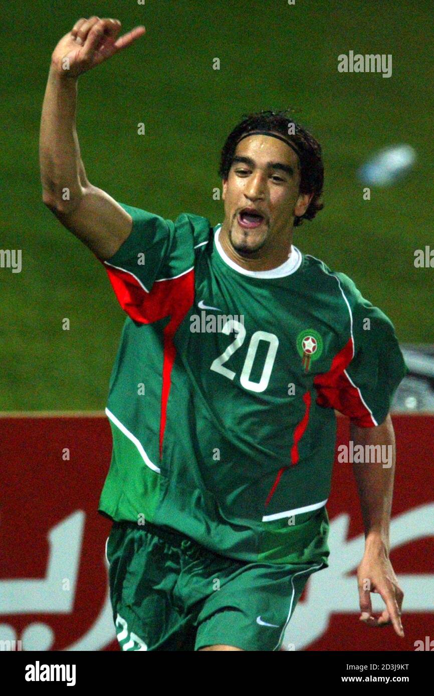Youssef Hadji Marokkos feiert sein Tor gegen Algerien 8. Februar 2004 in  Africa Nationencup-Viertelfinale im Taieb M'hiri Stadium in Sfax, Tunesien.  Marokko gewann 3: 1 nach Verlängerung. REUTERS/Radu Sigheti RS/WS  Stockfotografie -