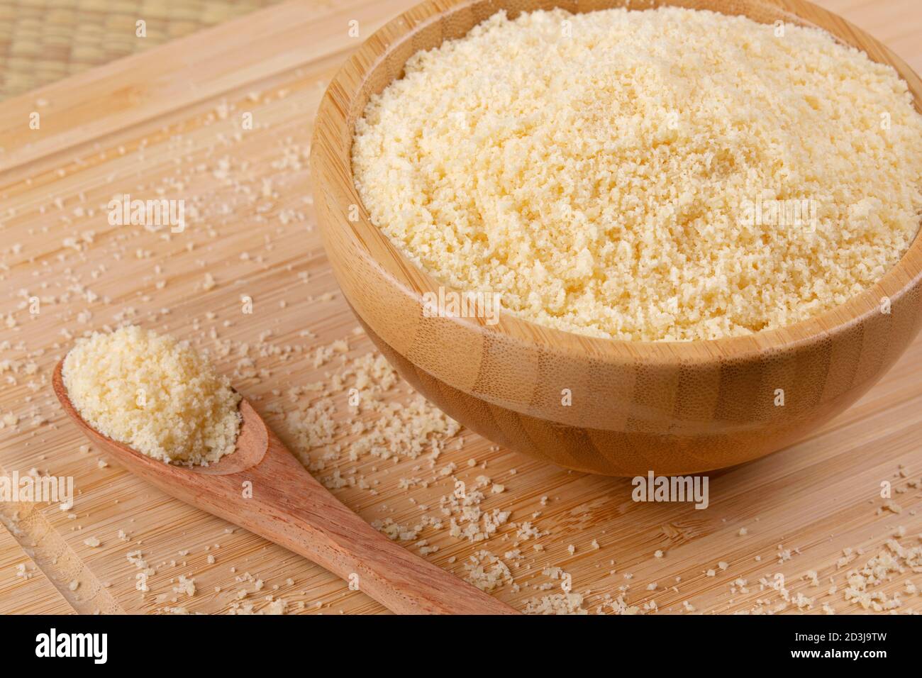 Nahaufnahme von Holzschüsseln mit geriebenem Parmesan-Käse Ein Holzhintergrund Stockfoto