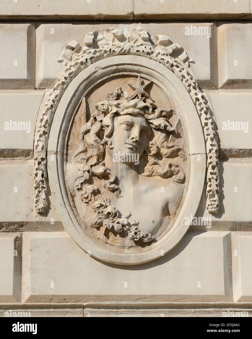London, England, Großbritannien. Somerset House – Fassade mit Blick auf die Themse. Geschnitztes weibliches Gesicht aus Stein Stockfoto