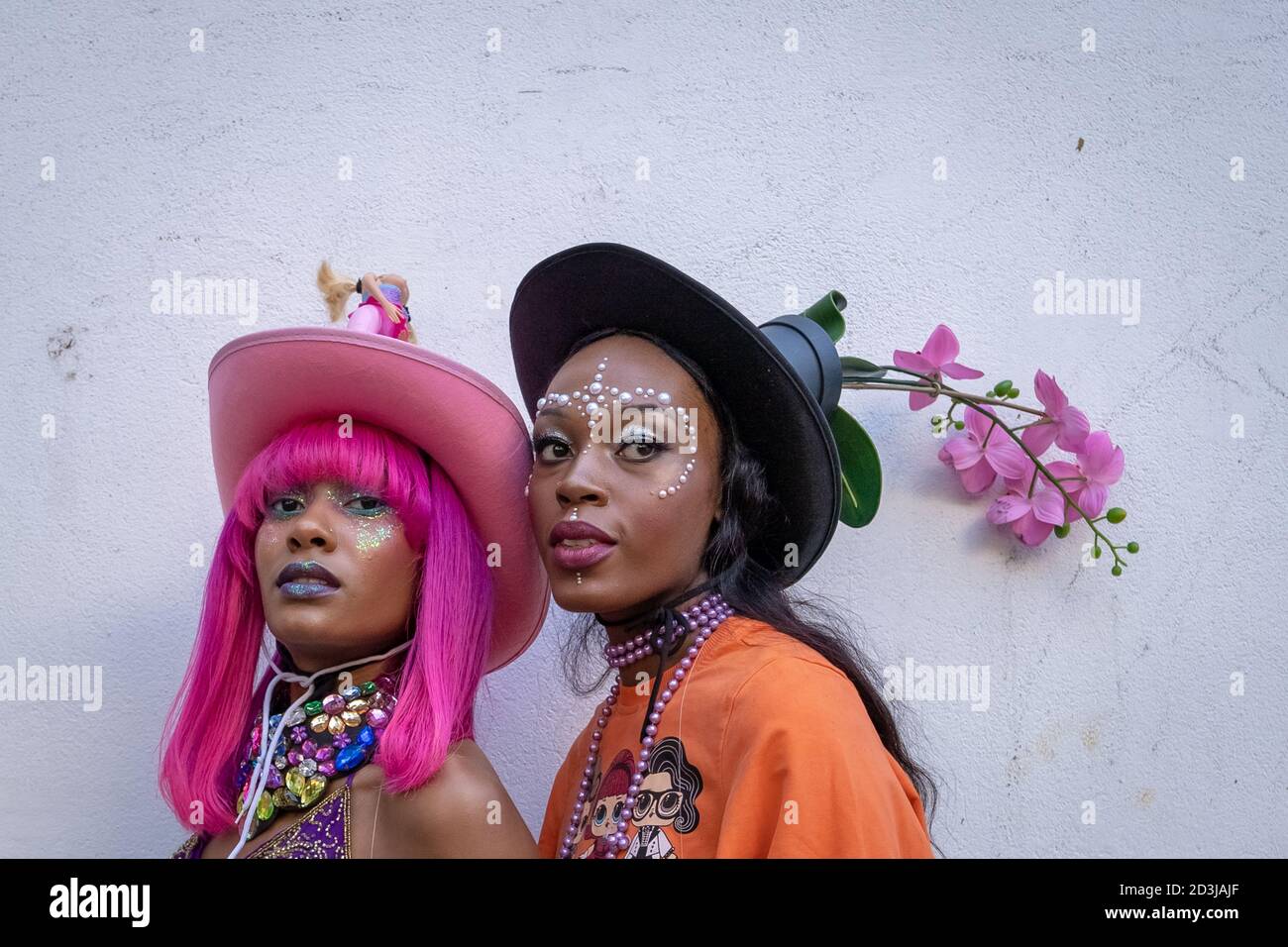 Models nehmen an einer farbenfrohen Flashmob Street Fashion Show am Trafalgar Square für den Designer Pierre Garroudi Teil. London, Großbritannien. Stockfoto