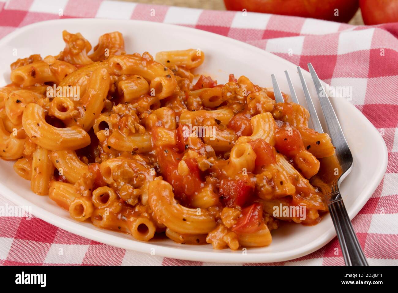 Eine köstliche Mahlzeit von Ellenbogen Makkaroni mit Pasta-Sauce Tomaten Und Hamburger Stockfoto