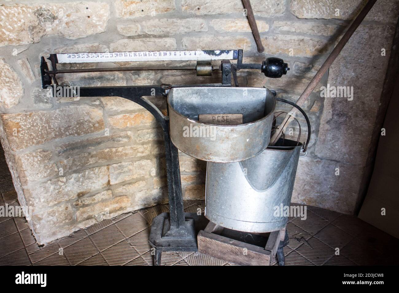 Alte Instrumente für die Käseherstellung Stockfoto