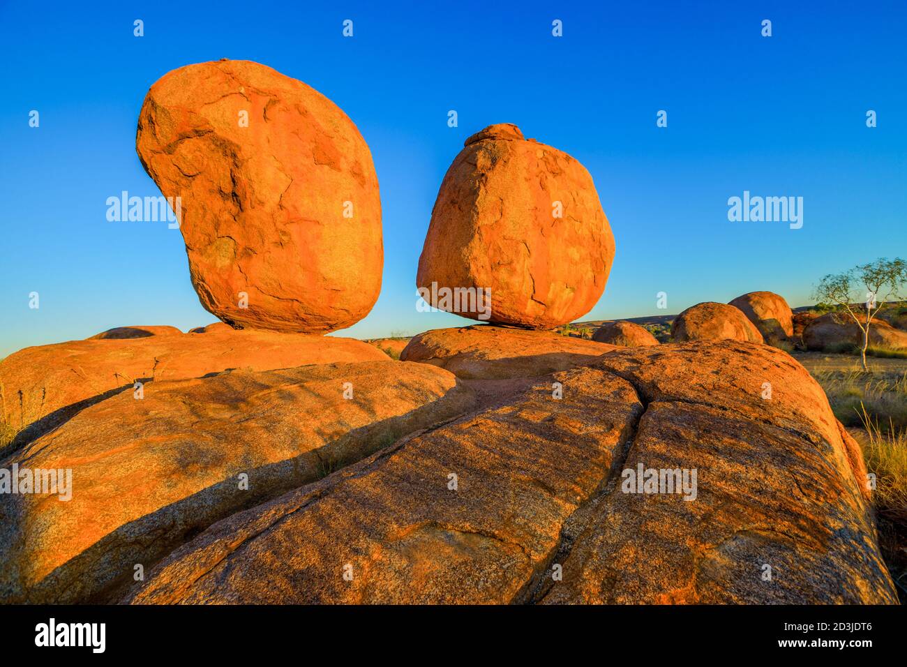 Beliebte und kultige Devils Marbles: Eier von mythischen Regenbogenschlange bei Sonnenuntergang. Karlu Karlu - Devils Marbles ist eine der berühmtesten Australien natürliche Stockfoto