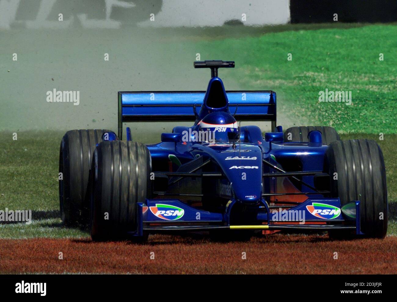 PROST-PILOT GASTON MAZZACANE IN AKTION BEIM ERSTEN TRAINING FÜR DEN AUSTRALIAN GRAND PRIX IN MELBOURNE. Gaston Mazzacane aus Argentinien von Prost fährt beim ersten Training für den Australian Formel 1 Grand Prix in Melbourne am 2. März 2001 über das Gras. Ferrari's Rubens Barrichello verzeichnete die schnellste Zeit mit Teamkollege und Titelverteidiger Michael Schumacher auf dem dritten Platz. Stockfoto