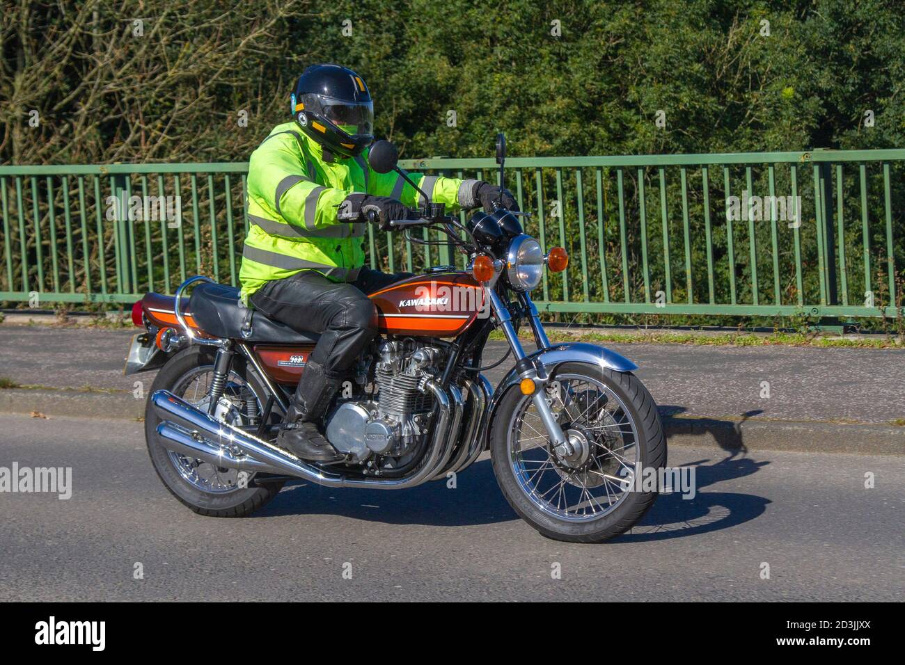 1975 70s braun orange 900cc Kawasaki; Motorradfahrer; zweirädrige Transport, Motorräder, Fahrzeug, Straßen, Motorräder, Motorradfahrer fahren in Chorley, UK Stockfoto