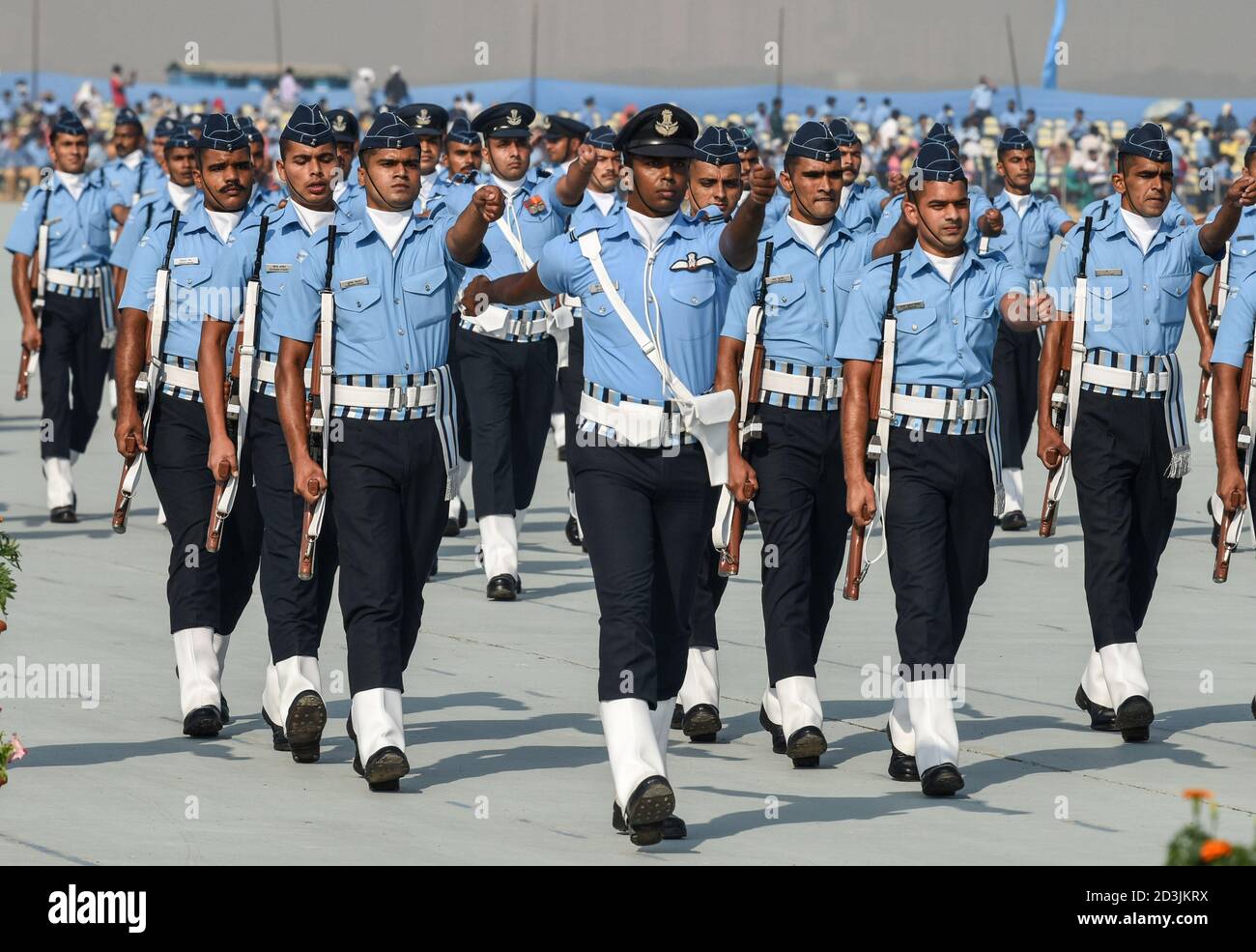 Ghaziabad, Indien. Okt. 2020. Das Kontingent der indischen Luftstreitkräfte (IAF) marschieren während der 88. Parade zum Tag der Luftstreitkräfte auf dem Luftwaffenstützpunkt Hindon am Stadtrand von Neu-Delhi vorbei. Kredit: SOPA Images Limited/Alamy Live Nachrichten Stockfoto