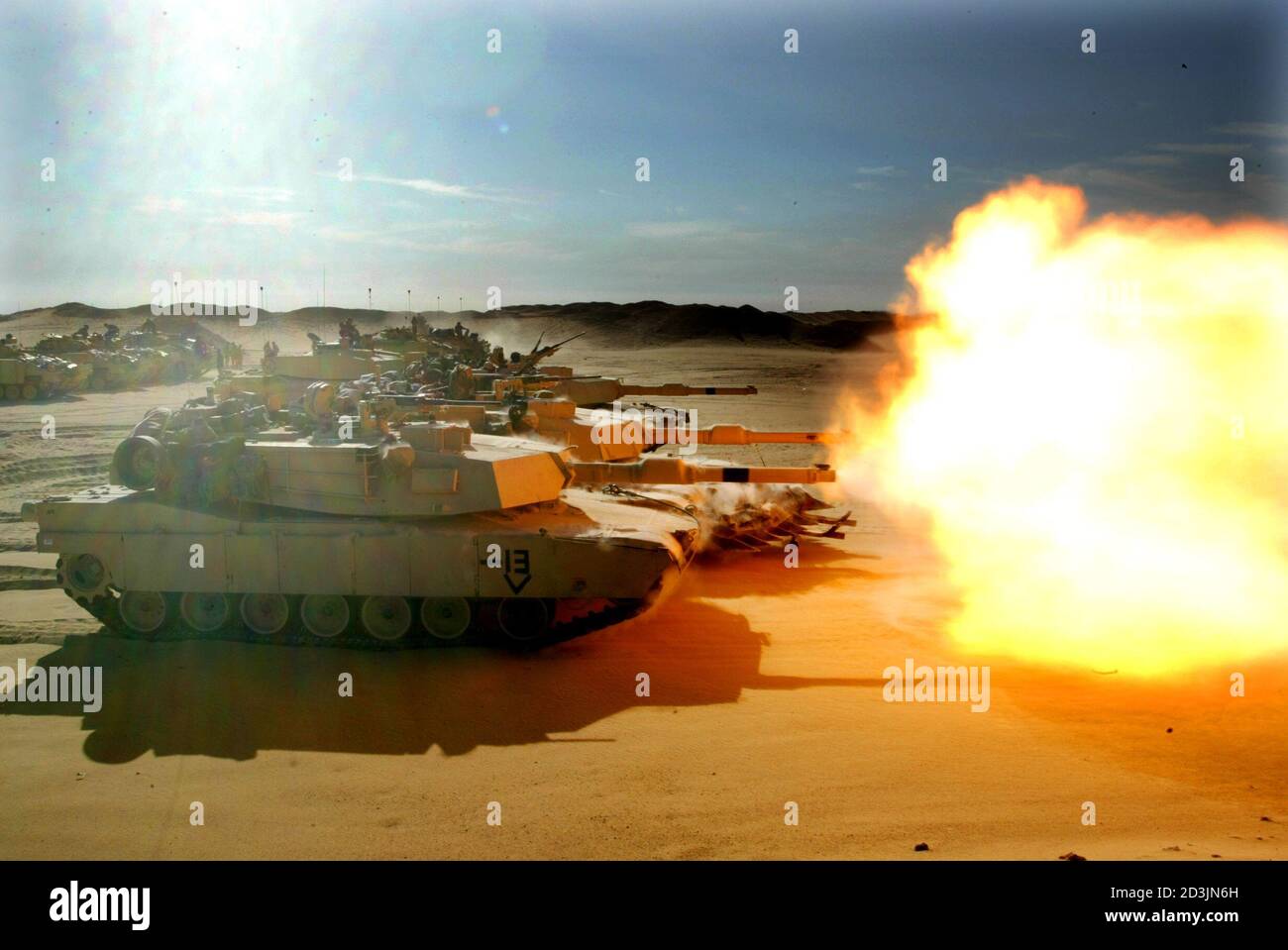 Militarische Tank Seitenansicht Und Draufsicht Auf Weiss Isoliert 3d Rendering Stockfotografie Alamy