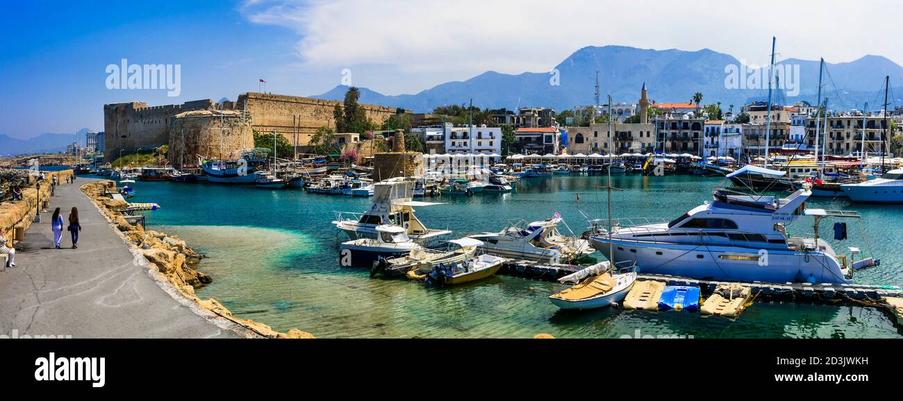 Zypern Sehenswürdigkeiten - Altstadt von Kyrenia (Girne) türkischen Teil der Insel. Marine mit Schloss. april 2018 Stockfoto