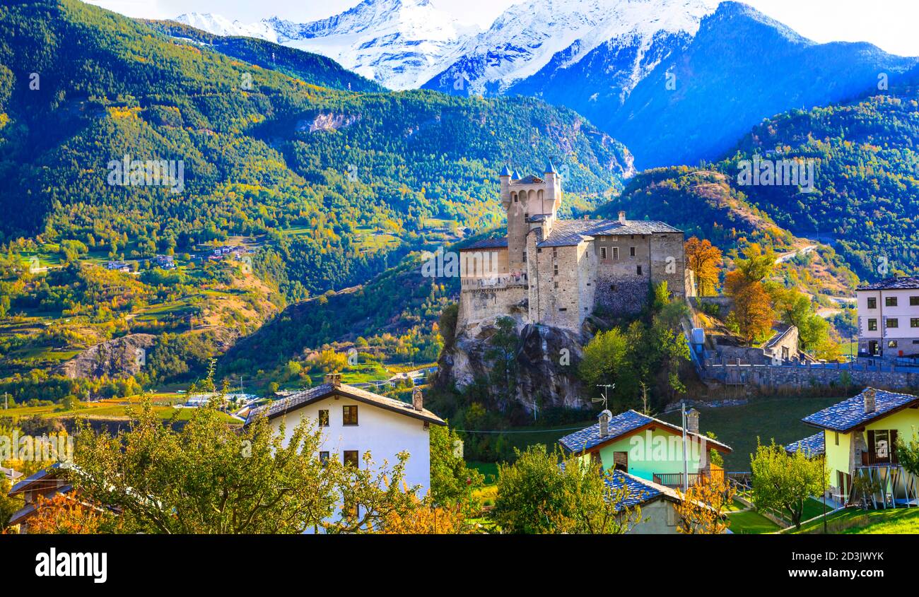 Beeindruckende Berglandschaft der Alpen, schönes Tal von Burgen und Weinbergen - Aostatal in Norditalien Stockfoto