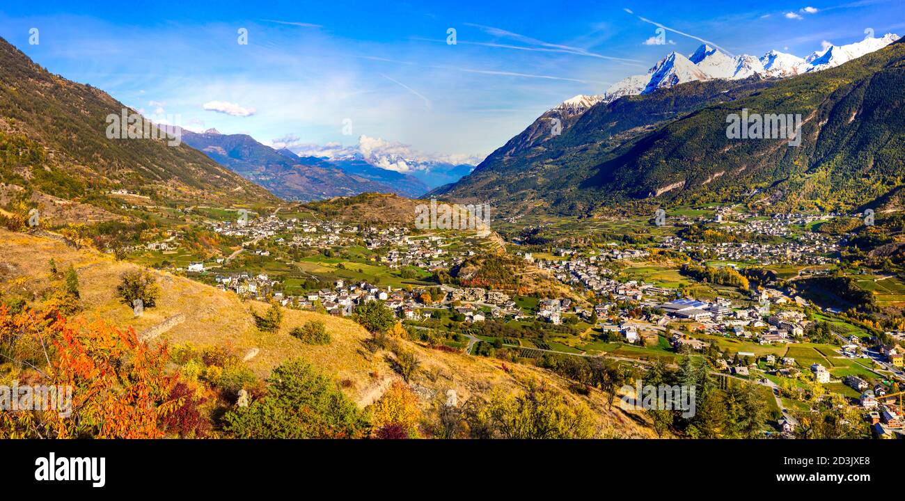 Beeindruckende Berglandschaft der Alpen, schönes Aostatal in Norditalien. Herbstlandschaft Stockfoto