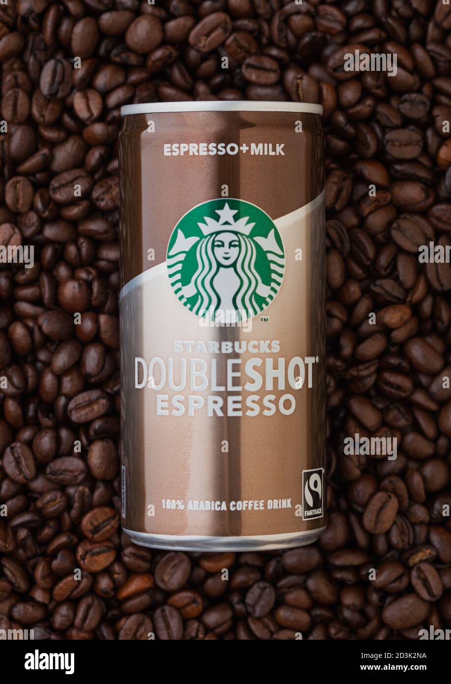 LONDON, Großbritannien - 09. SEPTEMBER 2020: Aluminiumkanne von Starbucks doublesheißer Espresso kalter Kaffee auf frischen rohen Kaffeebohnen. Stockfoto