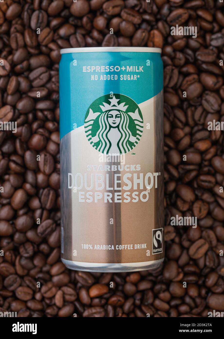 LONDON, Großbritannien - 09. SEPTEMBER 2020: Aluminiumkanne von Starbucks doublesheißer Espresso kalter Kaffee auf frischen rohen Kaffeebohnen. Stockfoto