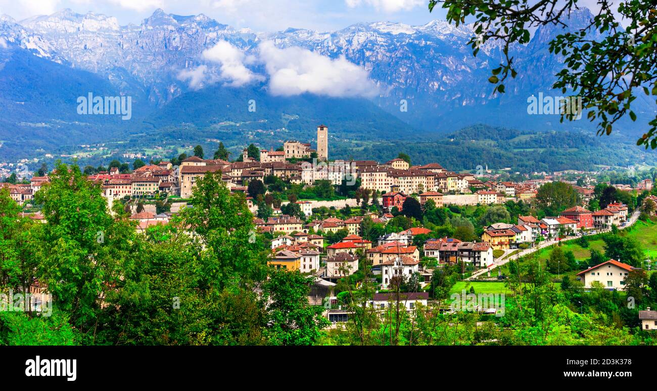 Malerisches Dorf Feltre umgeben von Dolomiten Alpen Berge im Norden Italiens, Belluno Provinz. Italien Stockfoto