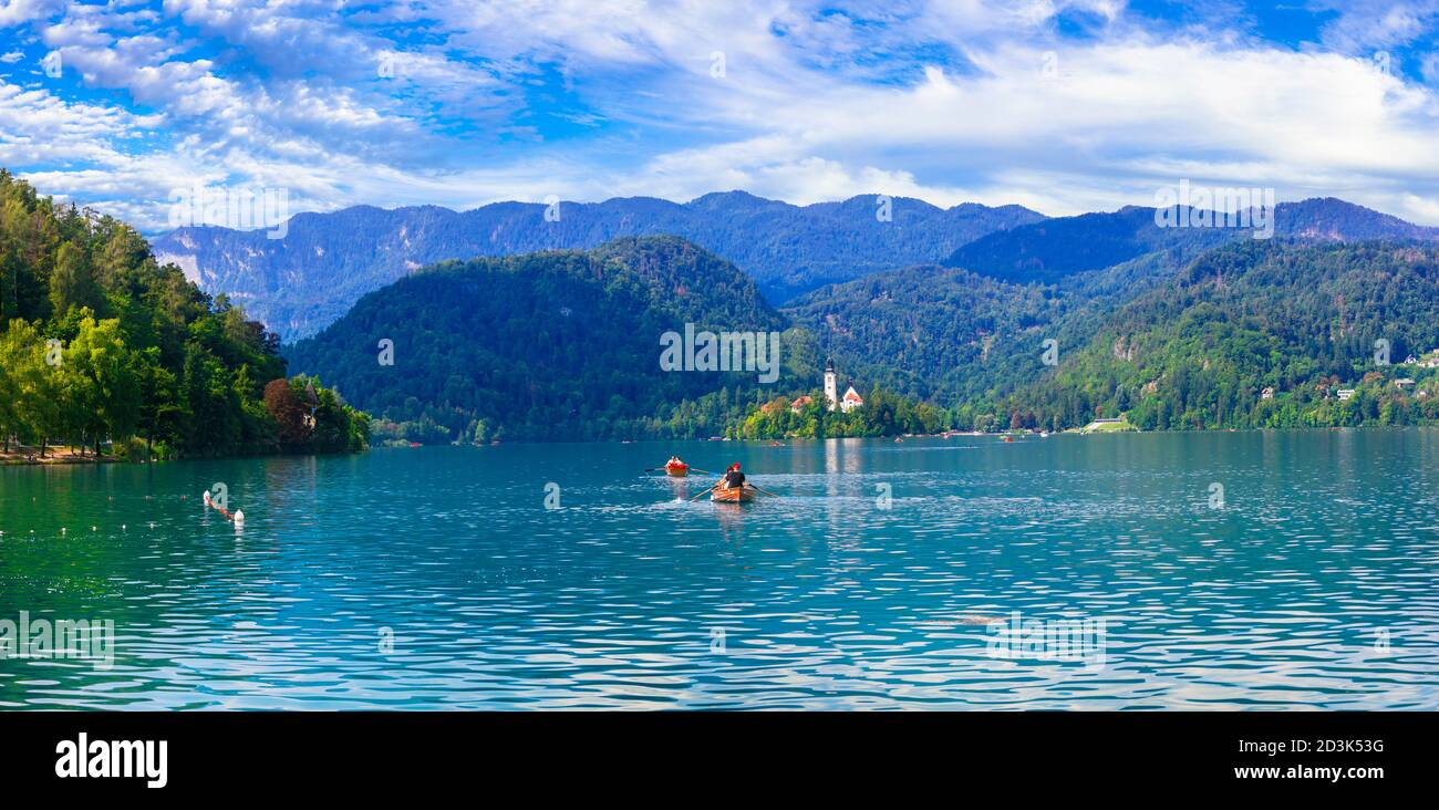 Idyllische Naturkulisse - schöner Zaubersee Bled in Slowenien. Kanufahren. September 2019 Stockfoto