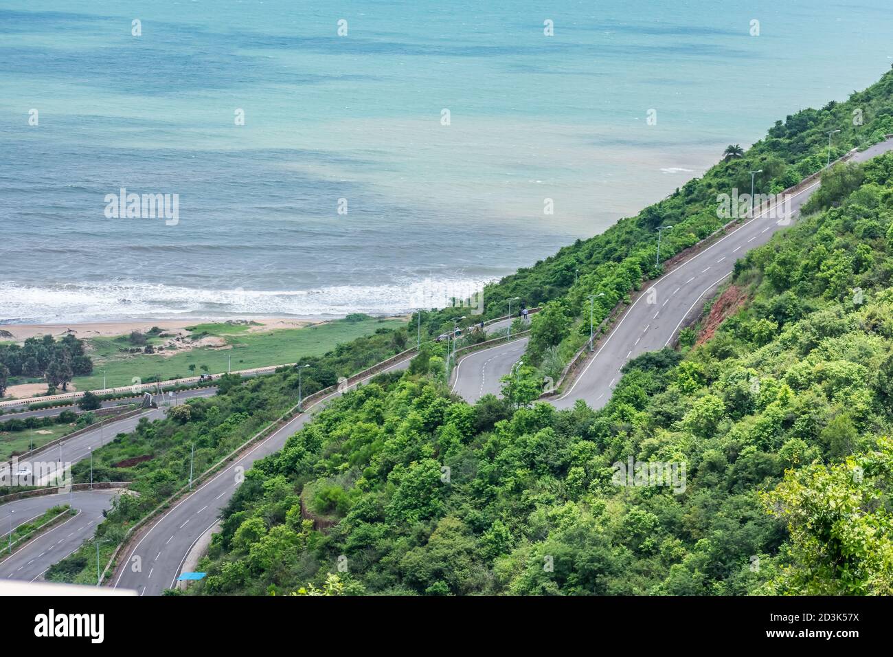 Mehrschichtige Straße geht auf einem Berg suchen genial mit einem Strand Hintergrund. Stockfoto