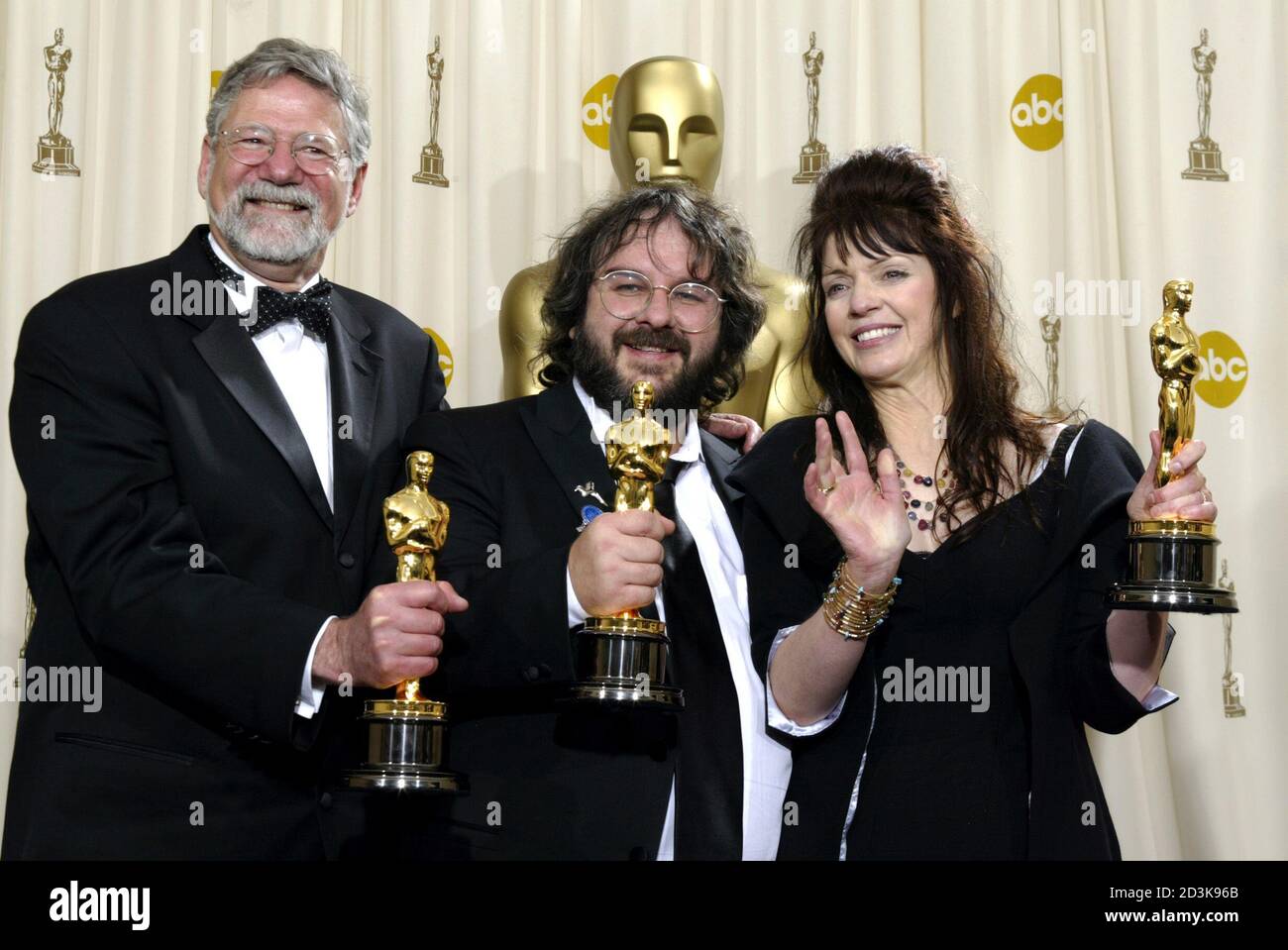 Produzent/Regisseur Peter Jackson (C) of New Zealand, seine Frau Fran Walsh  und anderen Produzent Barrie Osbourne posieren mit ihren Oscar Statuen nach  "der Herr der Ringe: die Rückkehr des Königs" gewann den