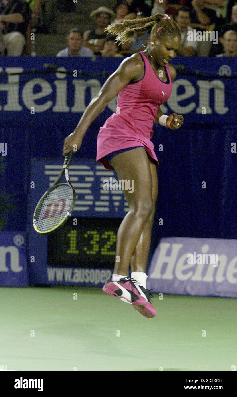 SERENA WILLIAMS AUS DEN USA SPRINGT IN DER LUFT WÄHREND IHRES  VIERTELFINALMATCHES GEGEN MARTINA HINGIS AUS DER SCHWEIZ BEIM AUSTRALIAN  OPEN IN MELBOURNE. Serena Williams aus den USA springt in der Luft