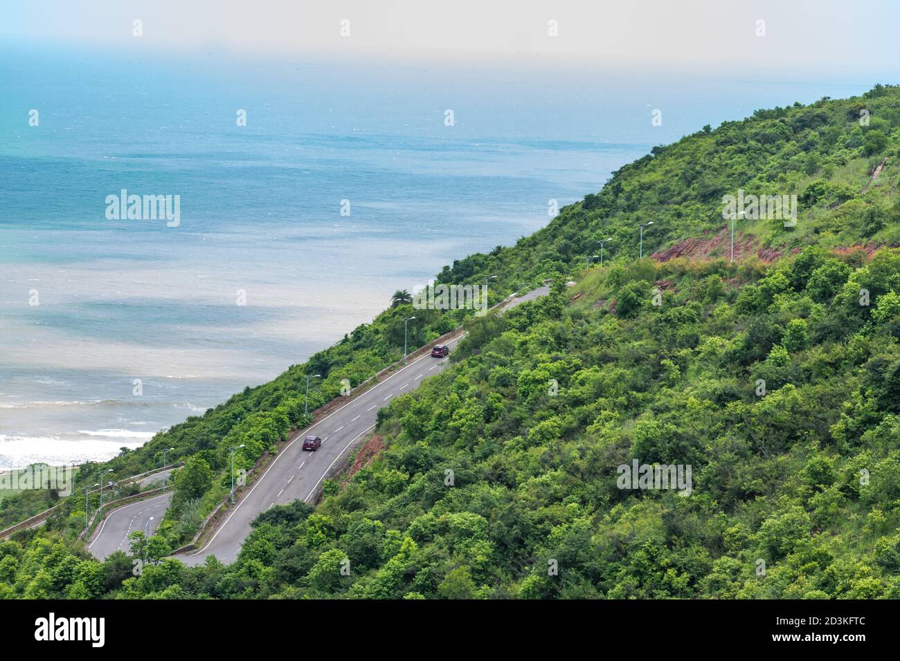 Mehrschichtige Straße geht auf einem Berg suchen genial mit einem Strand Hintergrund. Stockfoto