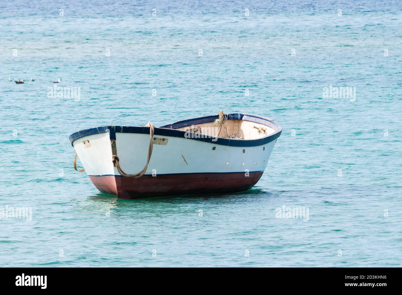 Kleines Boot schwimmend in der Mitte des Meeres, Kanarische Inseln, Spanien Stockfoto
