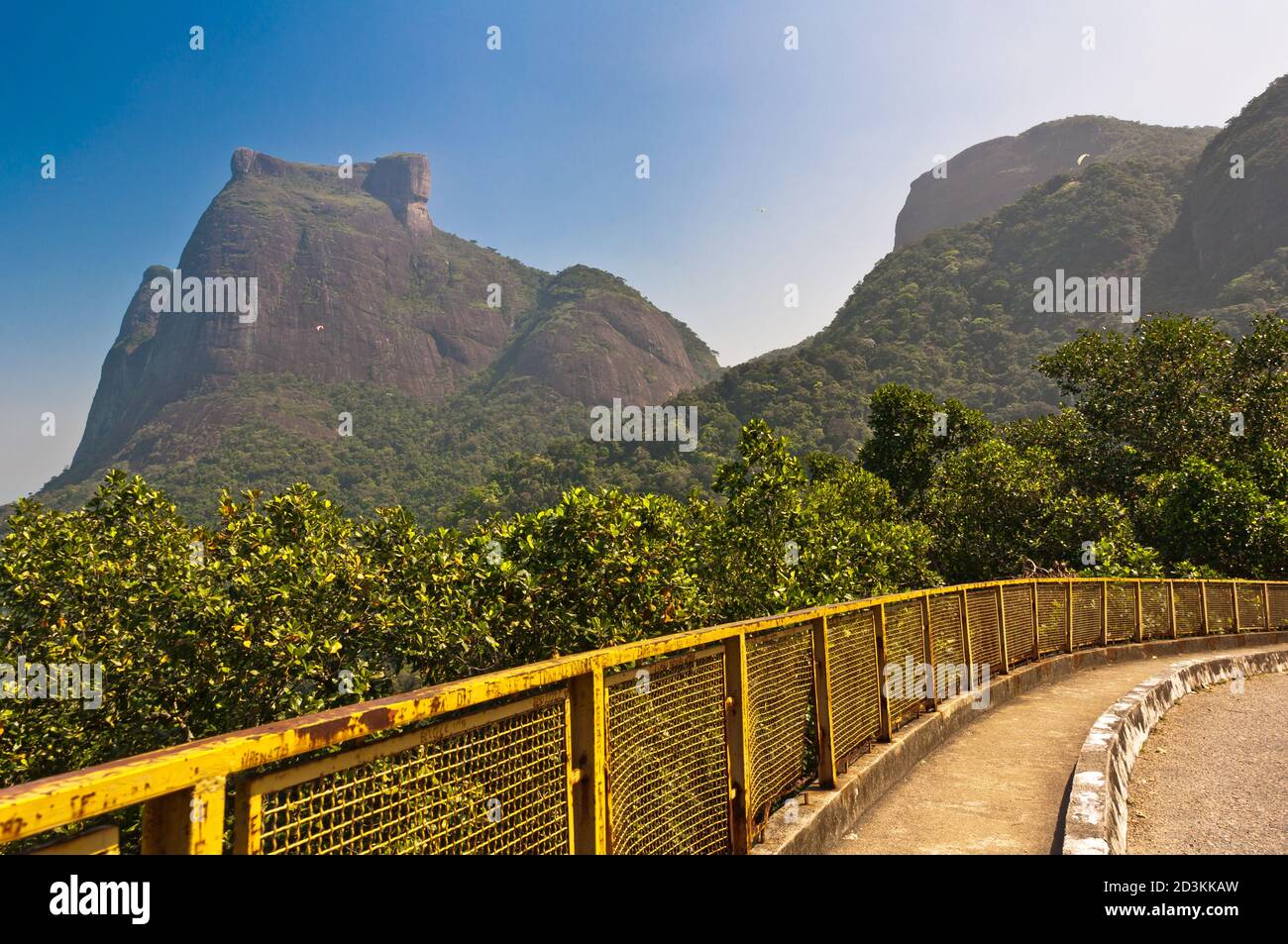 Bergstraße mit Pedra da Gavea und Pedra Bonita Felsen im Horizont in Rio de Janeiro, Brasilien Stockfoto