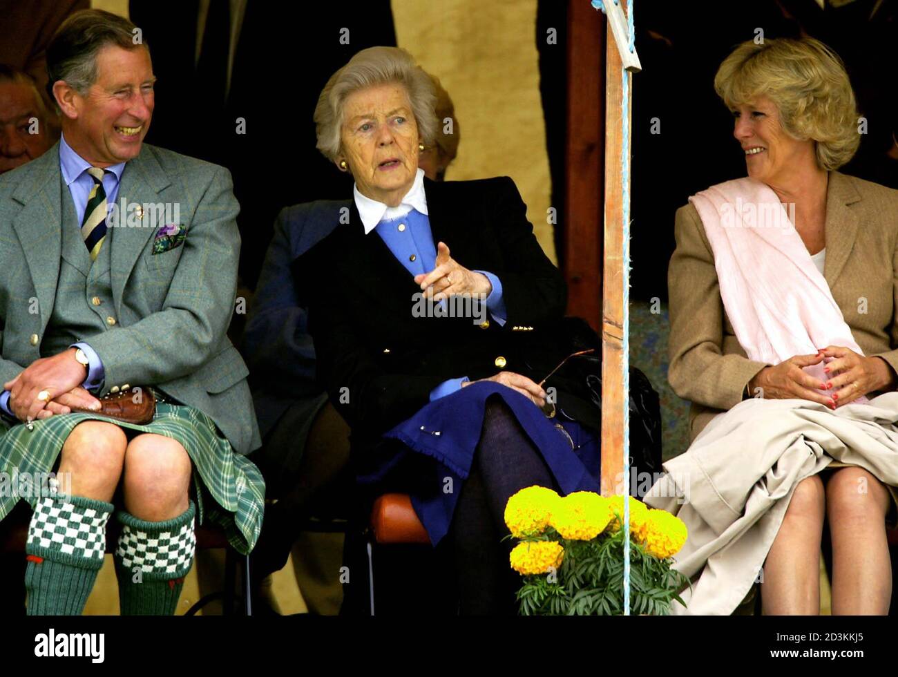 Großbritanniens Prinz Charles (L) und Camilla Parker Bowles (R) sitzen neben der Duchess of Devonshire (C), der Mey Highland Games in Schottland 10. August 2002 zu sehen. Prinz Charles ist Aufenthalt in der Burg von Mey [Sommerresidenz für seine verstorbene Großmutter, Queen Elizabeth, die Königinmutter.] Stockfoto