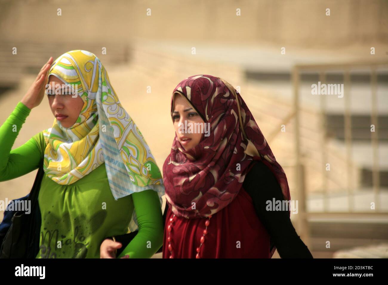 Zwei Junge Arabische Mädchen Besuchen Die Pyramide Von Gizeh Stockfotografie Alamy 