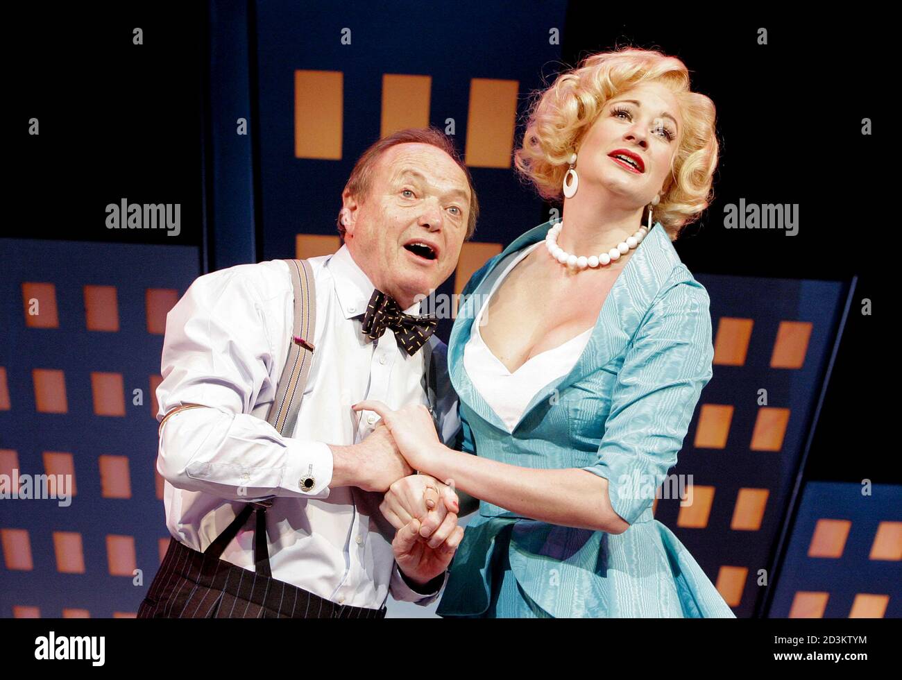 James Bolam (J B Biggley), Annette McLaughlin (Heddy La Rue) in HOW TO SUCCEED IN BUSINESS WITHOUT REALLY PROBIERT at the Chichester Festival Theatre, West Sussex, England 05/05/2005 Musik & Texte: Frank Loesser Buch: Abe Burrows, Jack Weinstock & Willie Gilbert Design: Francis O'Connor Beleuchtung: Chris Ellis Choreograph: Stephen Mear Regie: Martin Duncan Stockfoto