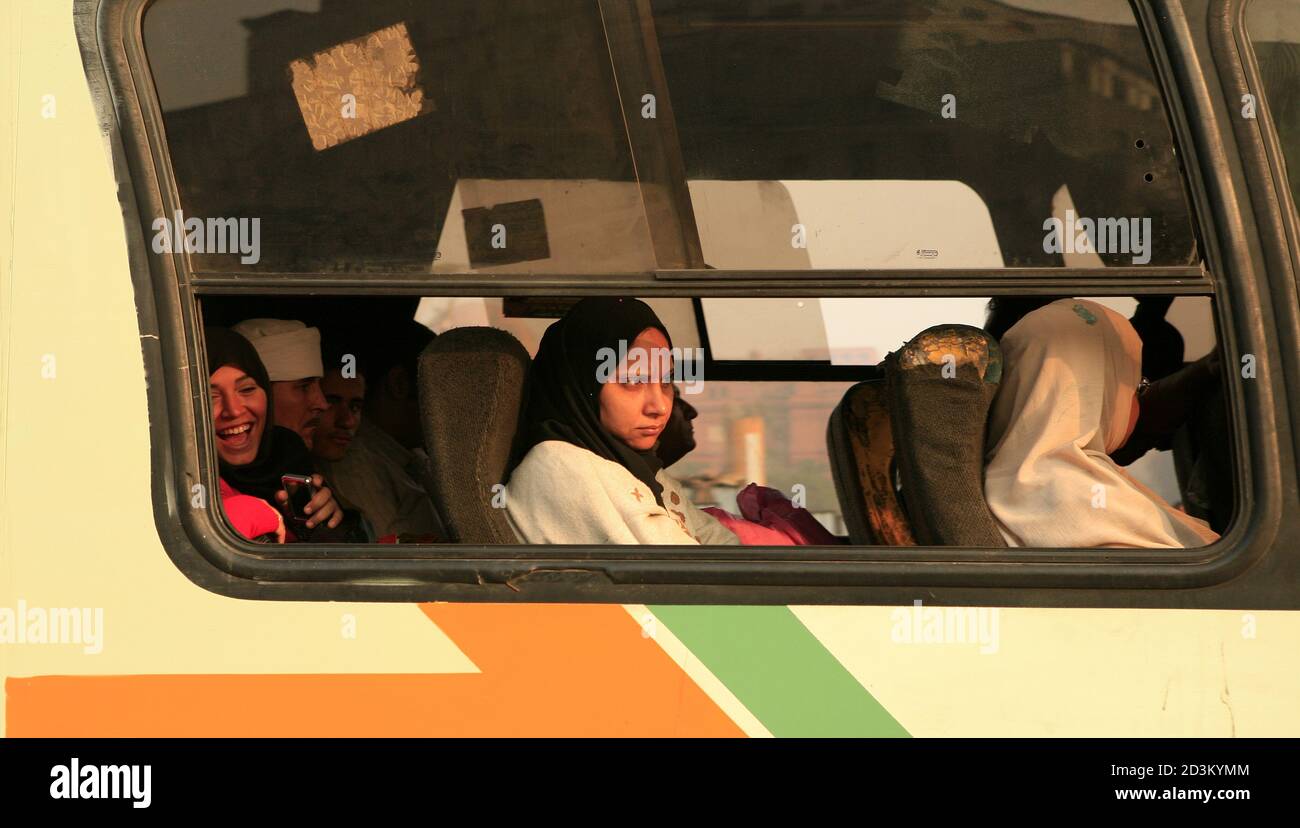 Blick auf die Straße in Kairo. Einheimische Frauen am Busfenster. Stockfoto