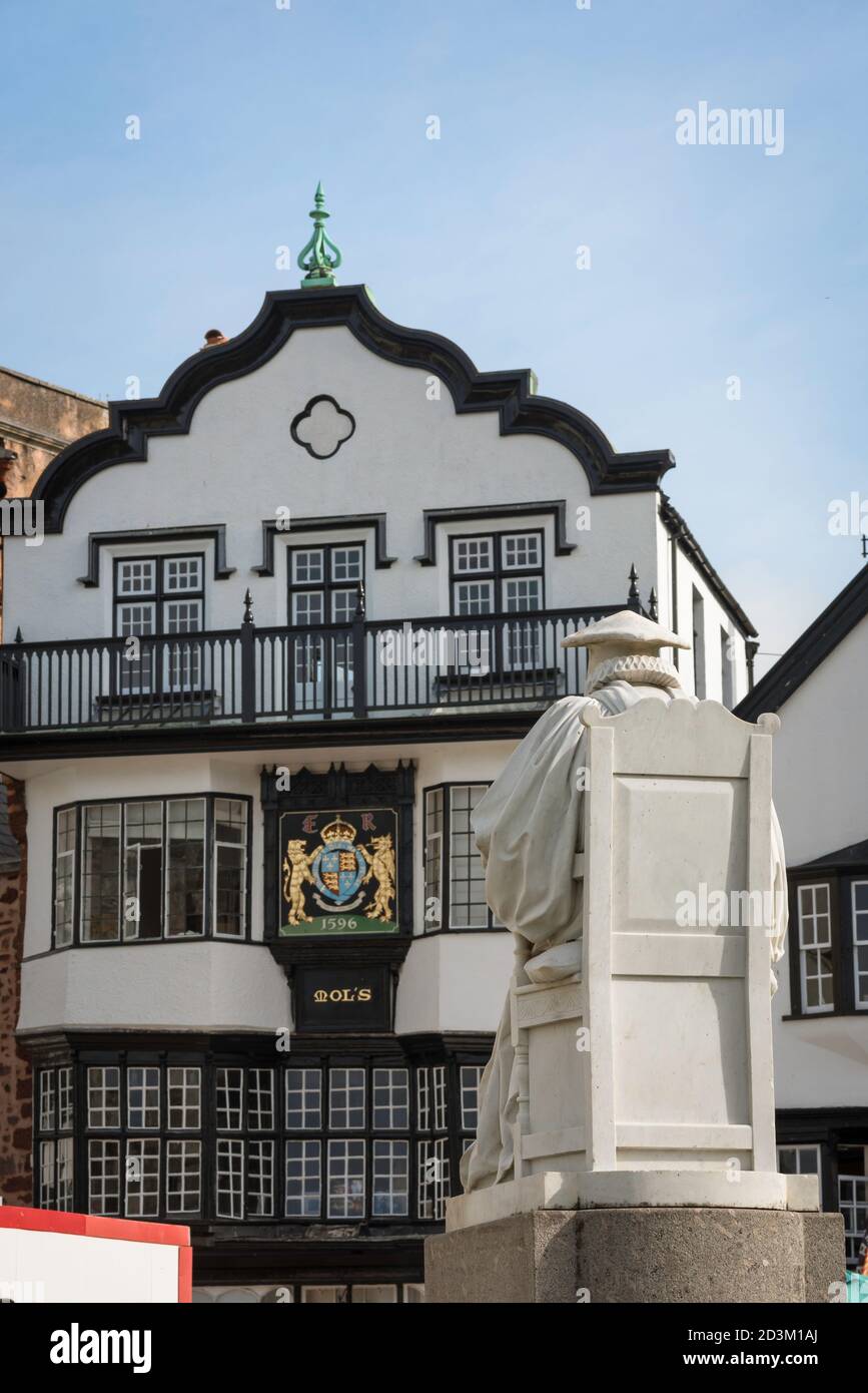 Devon Tourismus, Rückansicht der Statue von Richard Hooker gegenüber Mol's Coffee House in der historischen Kathedrale in der Nähe von Exeter, Devon UK Stockfoto