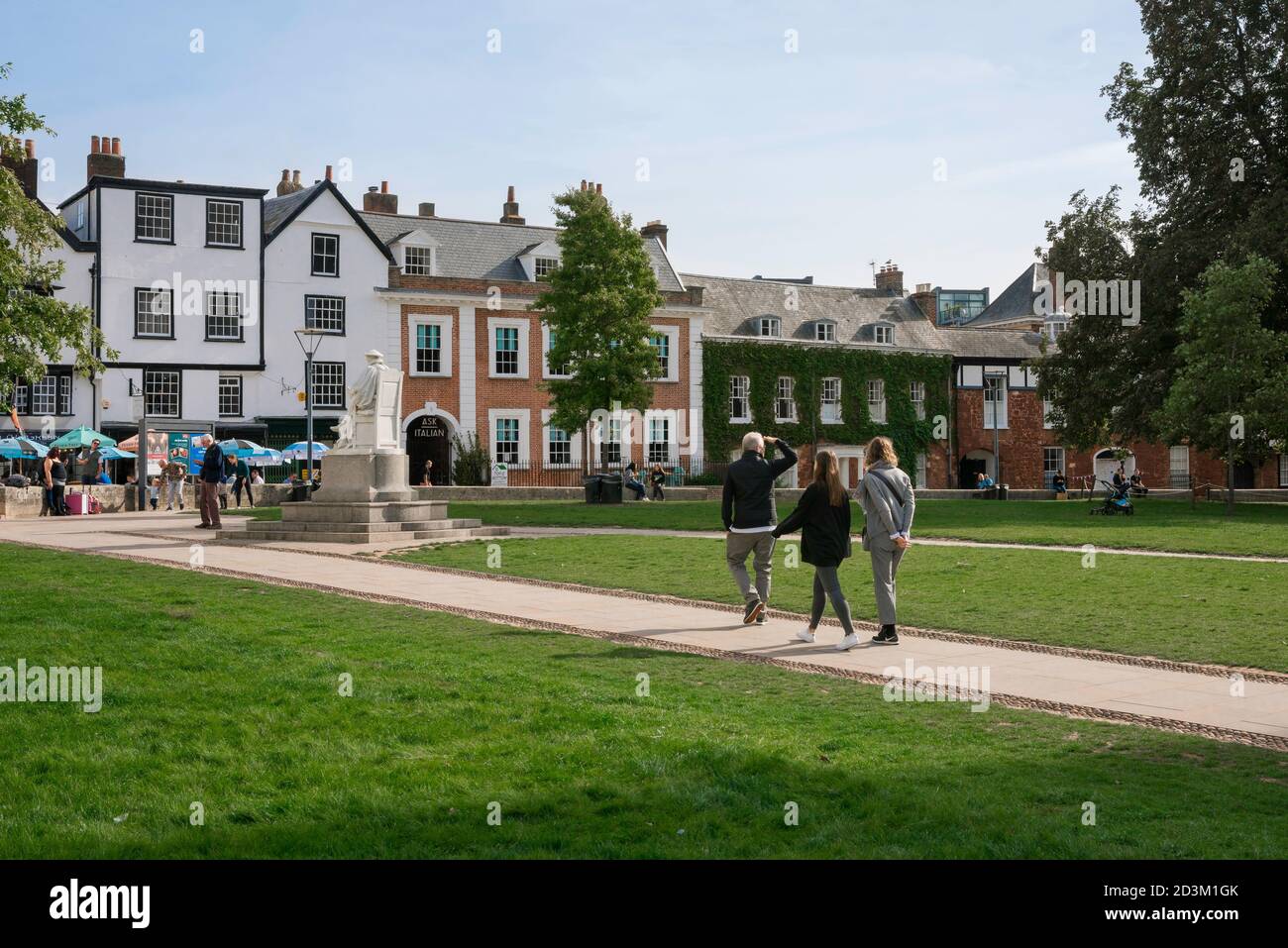 Exeter Cathedral Close, Blick im Sommer auf Menschen, die über die Kathedrale gehen Close im Zentrum von Exeter, Devon, Südwesten Englands, Großbritannien Stockfoto