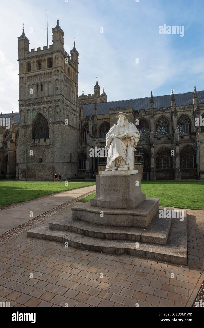 Exeter Cathedral Close, Blick auf die Kathedrale und die Statue von Richard Hooker in der Kathedrale Close, Exeter, Devon, Südwesten Englands Stockfoto