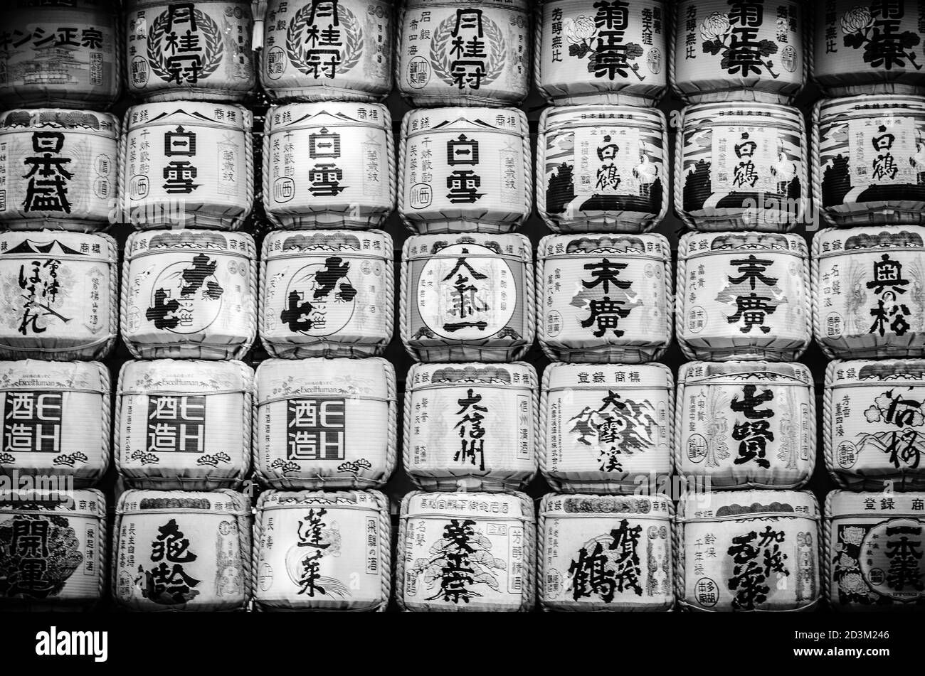 TOKIO, JAPAN - 15. Apr 2015: Viele Sake-Fässer in einem Tempel in Tokio. Stockfoto