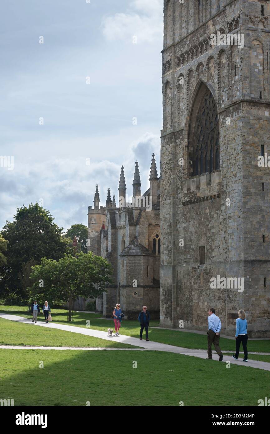 Exeter Cathedral Close, Blick im Sommer auf Menschen, die in der Kathedrale Close, Exeter, Devon, Südwesten Englands, Großbritannien Stockfoto