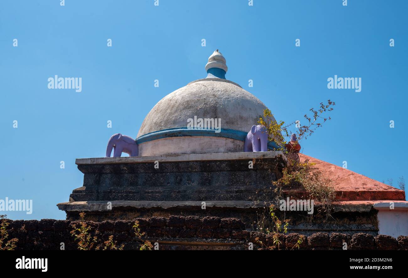 Ein kleiner verlassene Hindu-Tempel in Karnataka State of Indis Mit kleinen Elefantenstatuen und blauem Himmel im Winter ( Winter in Südindien - ist etwa +30 Grad Stockfoto