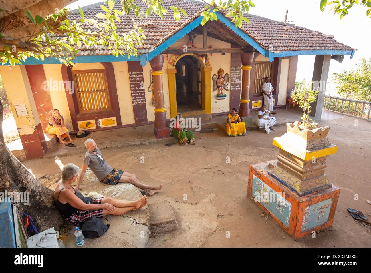 02/18/2019 Gokarna Indien. Europäer auf der linken Seite und Indianer in der Nähe des Hindu-Tempels. Sonnige optimistische Bild in Südindien Stockfoto
