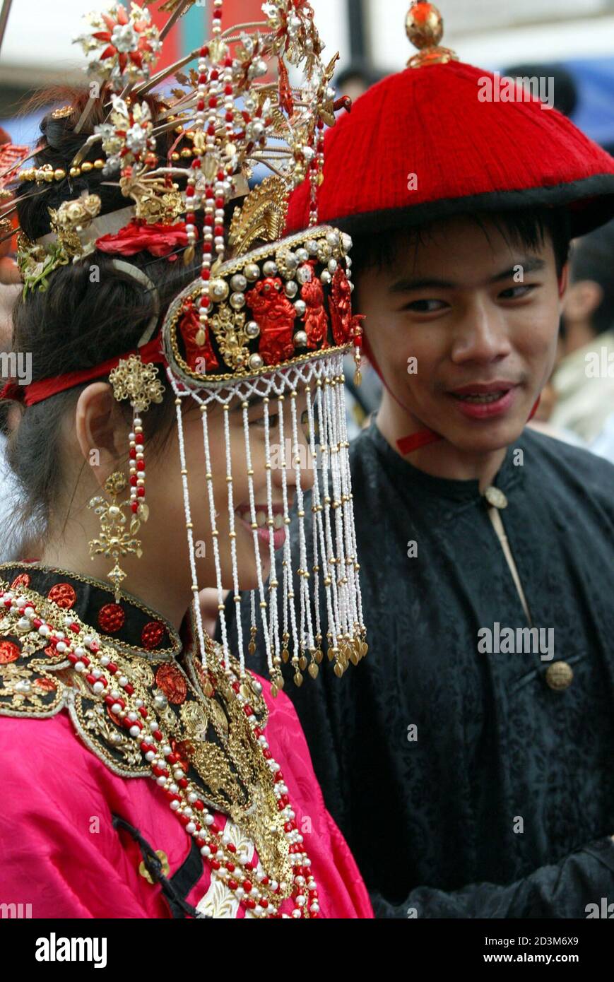 Ethnische Chinesen Indonesier tragen die traditionelle Peranakan-Kleidung während eines Festivals einen Tag nach der CHAP-Goh-Meh-Feier, die das Ende des chinesischen Neujahrs in Jakartas Chinatown am 16. Februar 2003 markiert. Lokale Medien sagten, dass die Feierlichkeiten, zu denen auch eine Parade in Jakarta mit zehntausenden Teilnehmern gehörte, die ersten offenen Cap-Goh-Meh-Feierlichkeiten waren, seit chinesische kulturelle Aktivitäten vor 40 Jahren verboten wurden. Die Peranakan-Gesellschaft ist Nachfahren einer frühen chinesischen Gemeinschaft, die sich ab dem 17. Jahrhundert im malaiischen Archipel niederließ. REUTERS/Darren Whiteside DW/DL Stockfoto