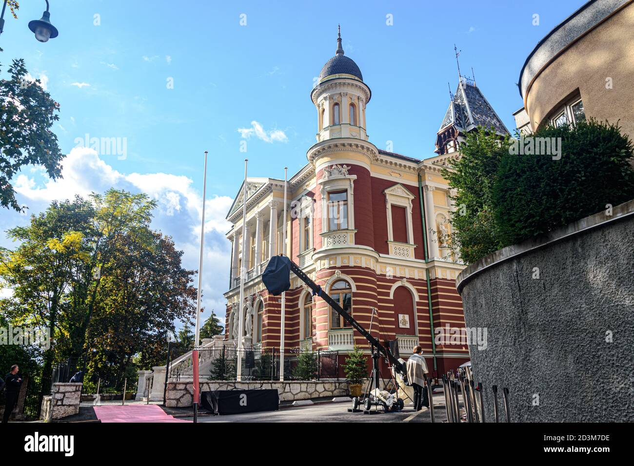 Heute ist die Eröffnung des Olympischen Museums in Sarajevo, das während der Belagerung von Sarajevo in Brand gesetzt wurde. Stockfoto