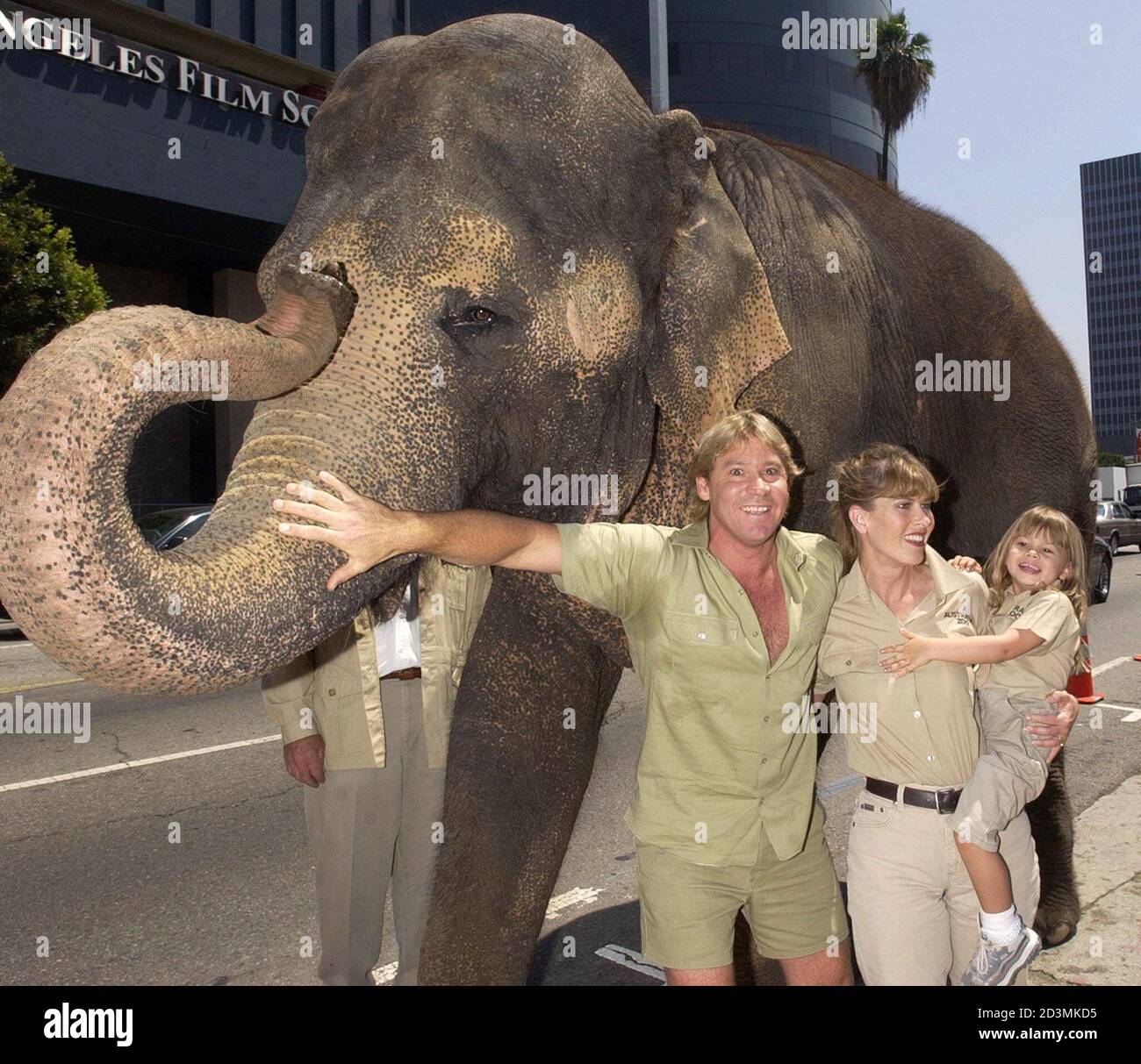 Steve Irwin Mit Frau Terri Und Tochter Bindi Ankunft Bei Der Premiere Crocodile Hunter Collision Course Am Arclight Theater In Los Angeles Juni 29 2002 Irwinsteve Terri Bindi05 Jpg Stockfotografie Alamy