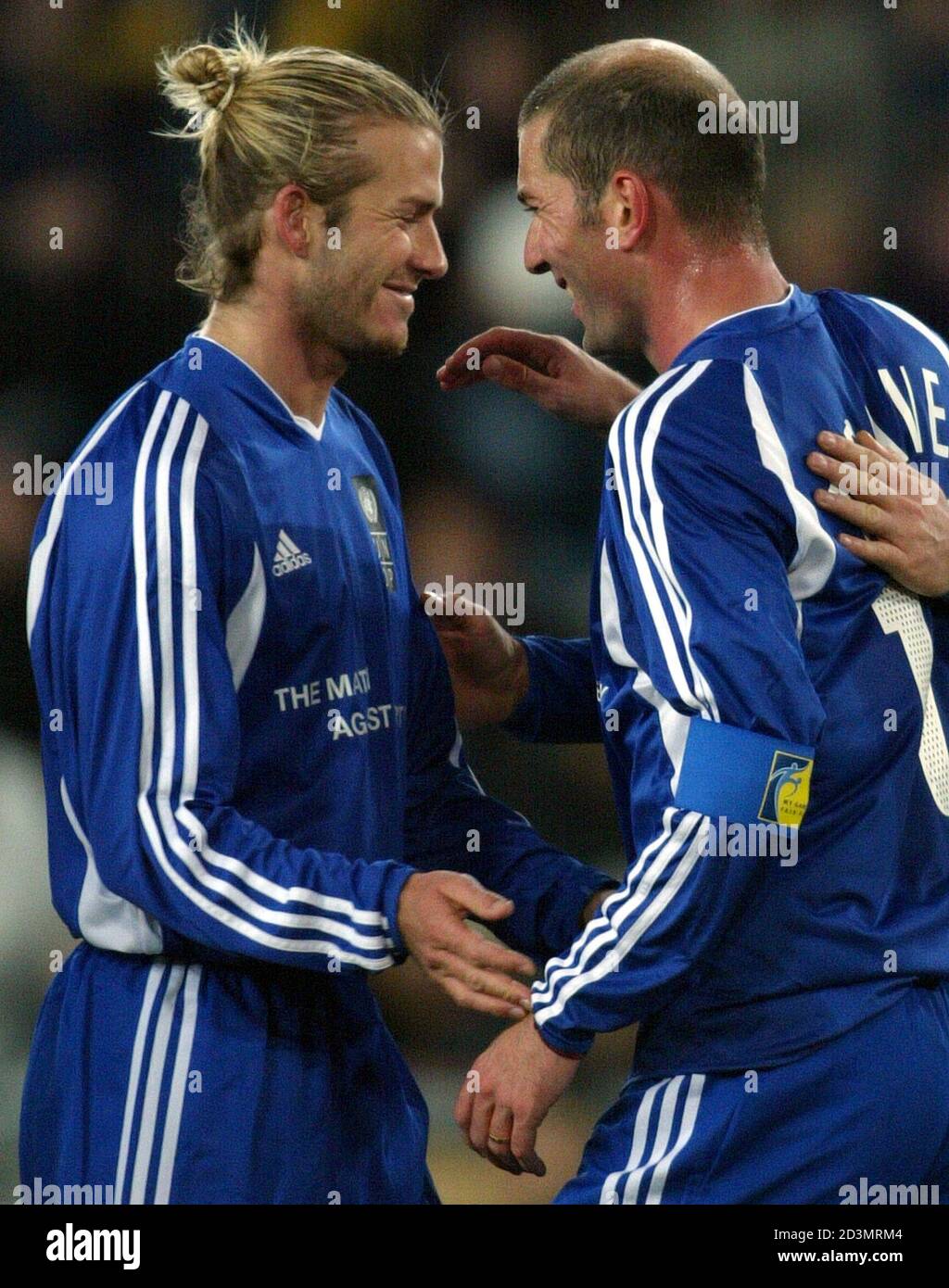 David Beckham (L) und Zinedine Zidane (R) nach seinem Tor während der  UN-match gegen Armut nach der FIFA World Player 2003-Preisverleihung in  Basel, Schweiz 15. Dezember 2003. Ronaldo - Zidane und United