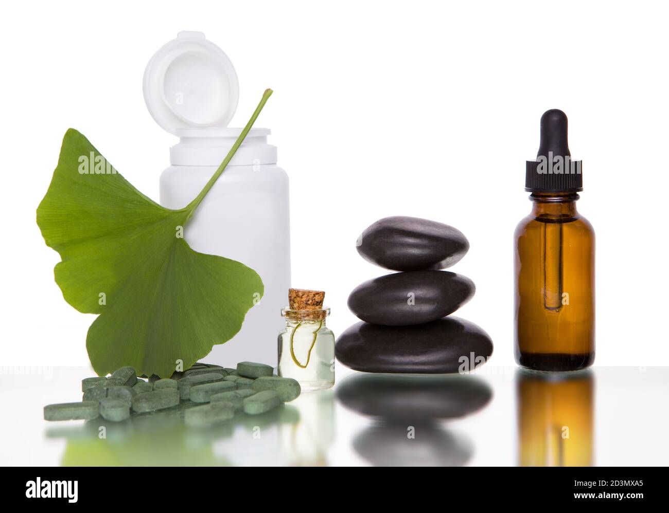 Alternative Medizin - Ginkgo Blätter und Tabletten n eine Flasche. Isoliert auf weißem Hintergrund Stockfoto